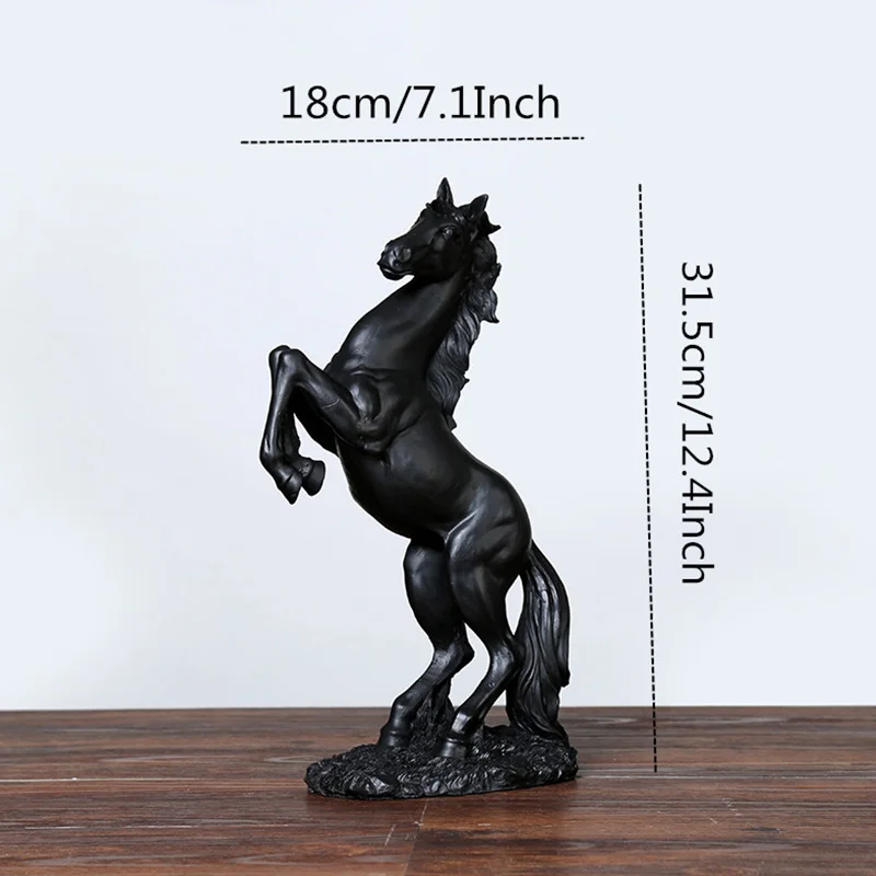 Figurka konia na tylnych nogach z żywicy, dekoracja na półkę - ujęcie produktu
