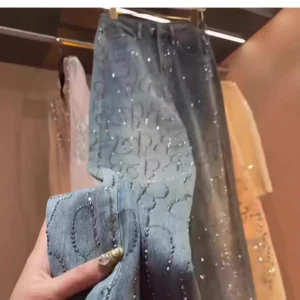 Niebieskie jeansy damskie slim fit z wysokim stanem, z ozdobnymi dżetami