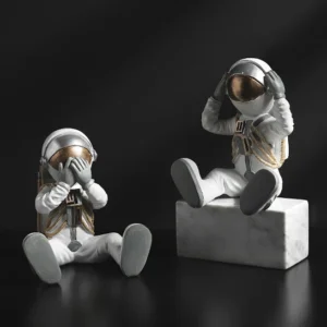 Figurka siedzącego astronauty, dekoracja z dłońmi przy hełmie - ujęcie produktu