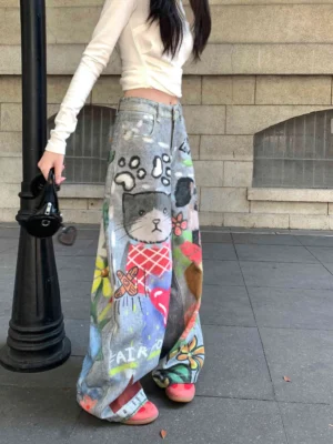 Jeansy damskie baggy z nadrukiem graffiti i motywem ust - ujęcie produktu