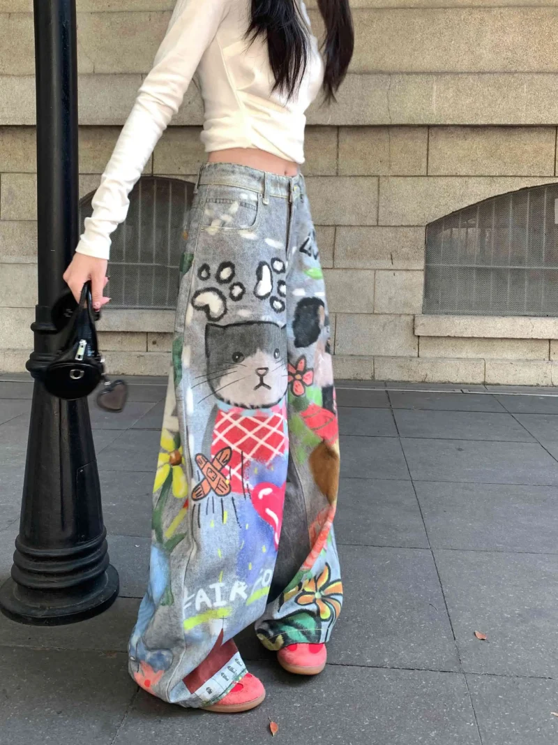 Jeansy damskie baggy z nadrukiem graffiti i motywem ust - ujęcie produktu