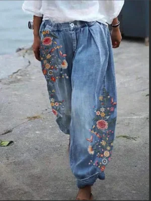 Jeansy damskie z elastycznego denimu, z przetarciami, z nadrukiem