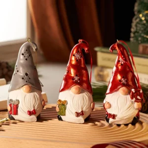 Figurka skrzata z żywicy w czerwonej czapce, dekoracja na półkę - ujęcie produktu