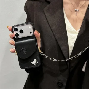 Etui do iPhone z ozdobnymi skrzydełkami i łańcuszkiem - ujęcie produktu