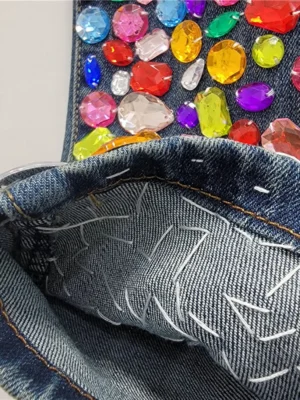 Jeansy damskie slim fit z kolorowym zdobieniem nogawek - ujęcie produktu