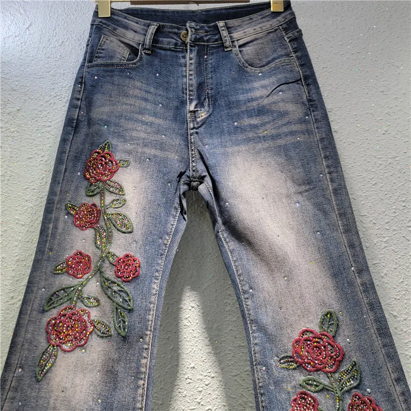 Jeansy damskie flare z haftem, w stylu retro