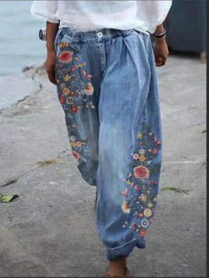 Jeansy damskie z elastycznego denimu, z przetarciami, z nadrukiem