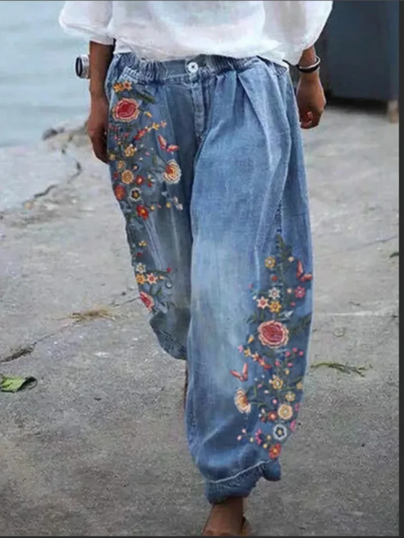 Jeansy damskie z elastycznego denimu, z przetarciami, z nadrukiem
