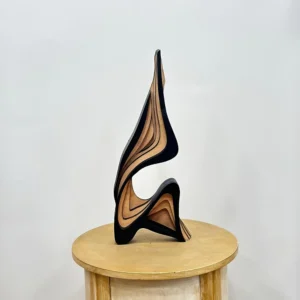 Abstrakcyjna drewniana statuetka minimalistyczna