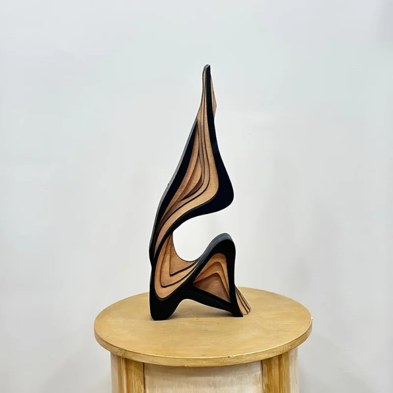 Abstrakcyjna drewniana statuetka minimalistyczna
