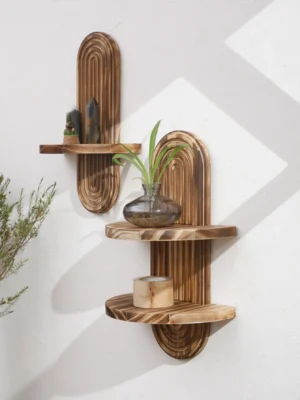 Drewniana półka ścienna na doniczkę z pionową deską - ujęcie produktu