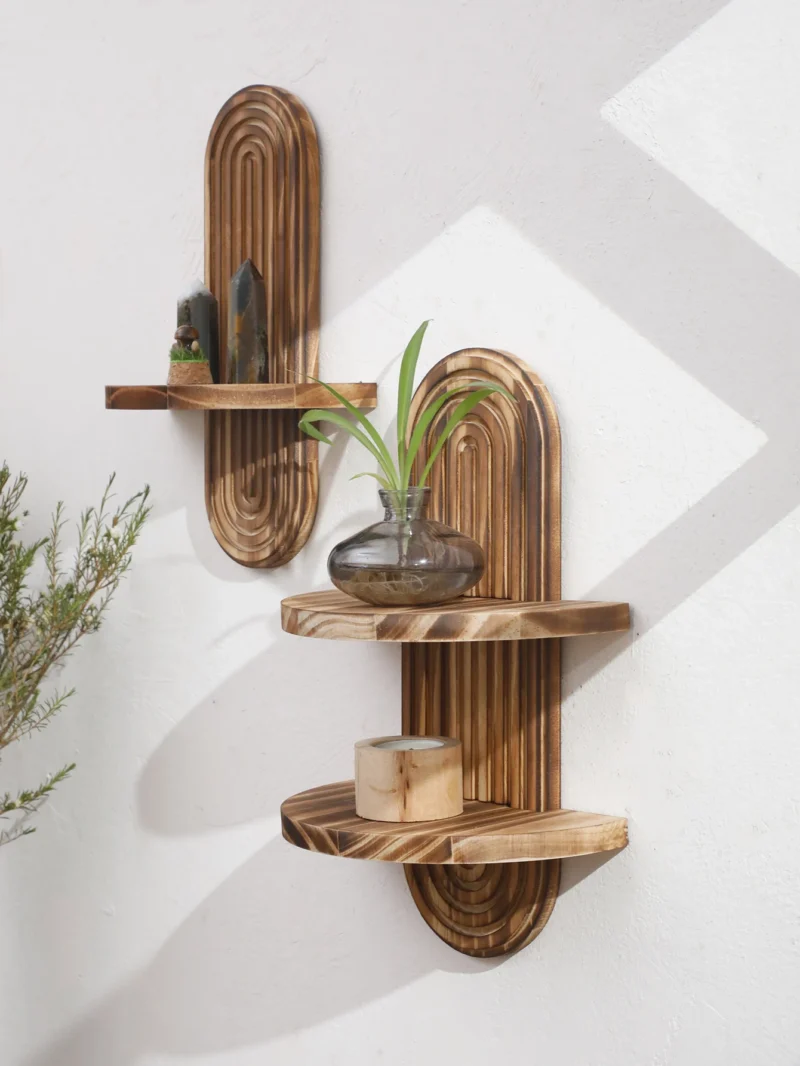 Drewniana półka ścienna na doniczkę z pionową deską - ujęcie produktu