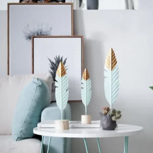 Figurka pióra na prostej podstawie, dekoracyjny detal do domu - ujęcie produktu