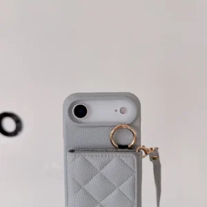 Pikowane etui do iPhone z portfelem i paskiem - ujęcie produktu