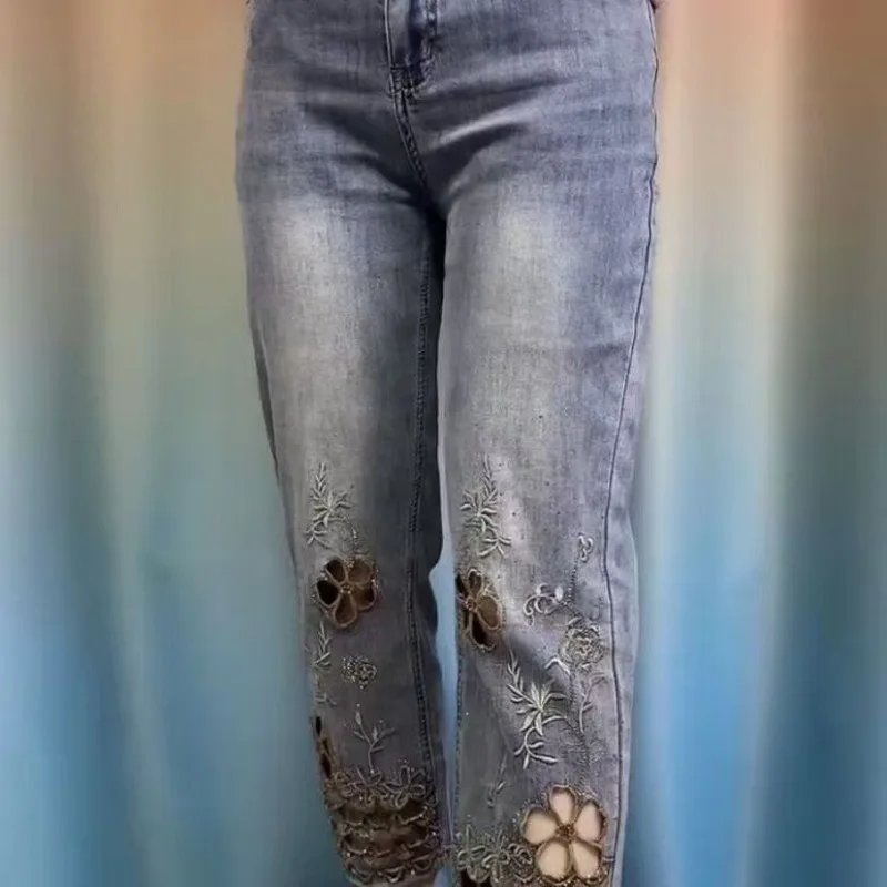 Jeansy damskie slim fit z wysokim stanem, z haftem, z przetarciami