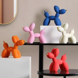 Figurka czarnego psa balonowego, dekoracja ze złotymi detalami - ujęcie produktu