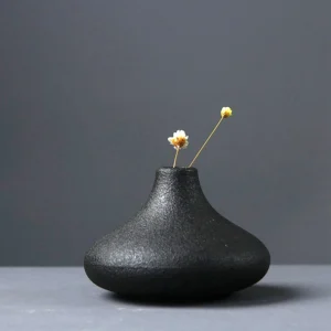 Wazon ceramiczny czarny o geometrycznej smukłej formie - ujęcie produktu