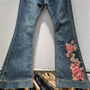 Niebieskie jeansy damskie flare z elastycznego denimu, z haftem