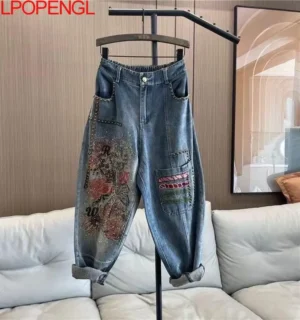 Jeansy damskie baggy z elastycznego denimu, z haftem, z ozdobnymi dżetami