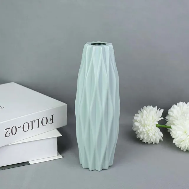 Wazon dekoracyjny z geometrycznymi ścianami i wąską szyjką - ujęcie produktu