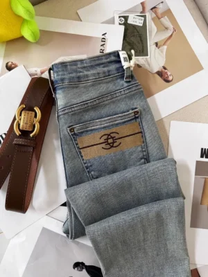 Jeansy damskie z ozdobną haftowaną tylną kieszenią - ujęcie produktu