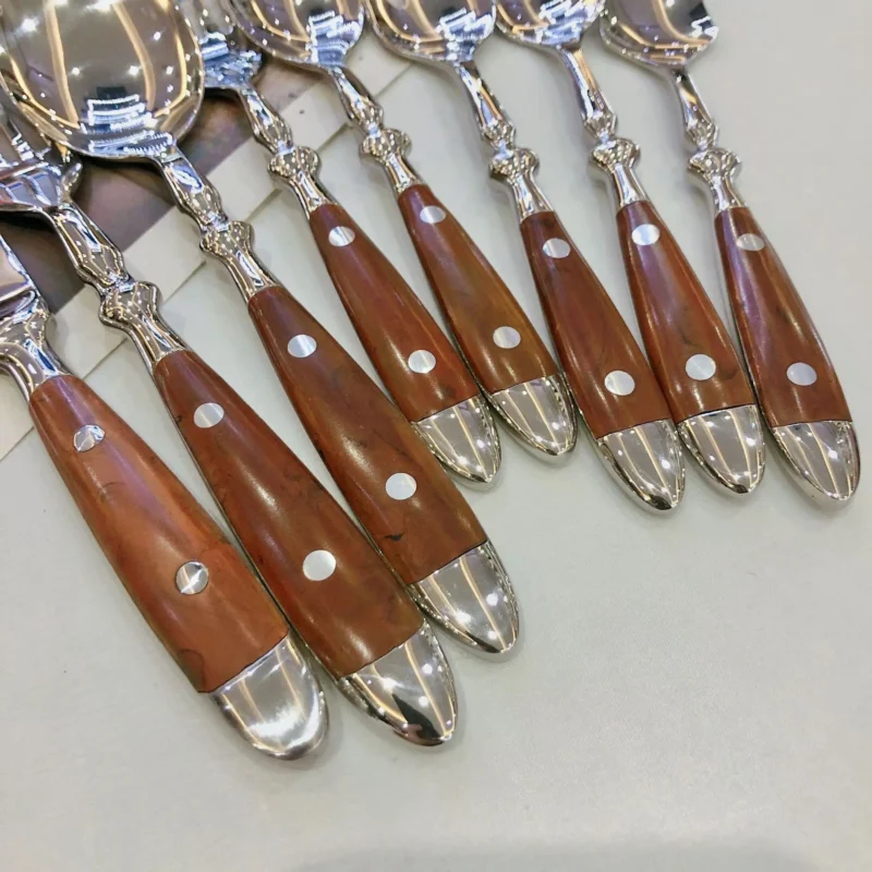 Zestaw sztućców z drewnianym akcentem