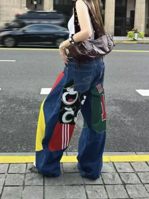 Jeansy damskie baggy z kolorowym nadrukiem postaci - ujęcie produktu