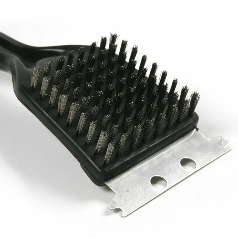 Szczotka do grilla z krótką główką i skrobakiem na końcu - ujęcie produktu