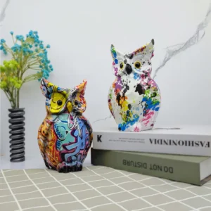 Figurka sowy z żywicy w kolorowe plamy, dekoracja pop art - ujęcie produktu