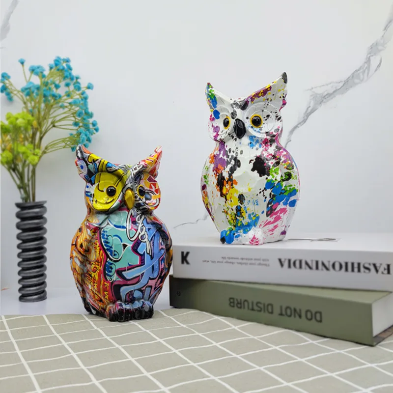 Figurka sowy z żywicy w kolorowe plamy, dekoracja pop art - ujęcie produktu