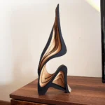 Abstrakcyjna drewniana statuetka minimalistyczna