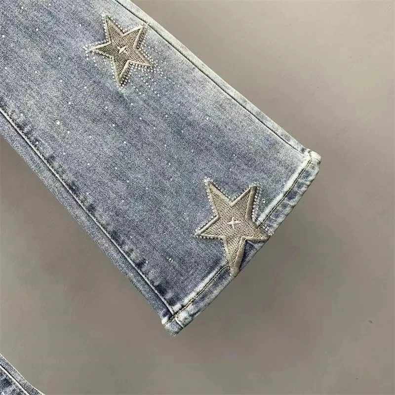 Jeansy damskie slim fit z wysokim stanem, z elastycznego denimu, z haftem