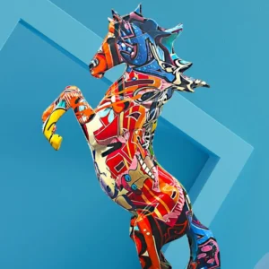 Figurka wspiętego konia z żywicy w kolorowe wzory pop art - ujęcie produktu