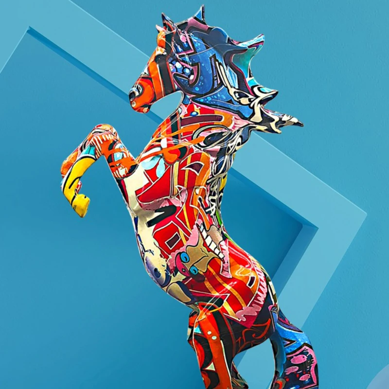 Figurka wspiętego konia z żywicy w kolorowe wzory pop art - ujęcie produktu