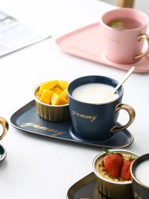 Zestaw do parzenia herbaty porcelanowy, z filiżankami, z tacą