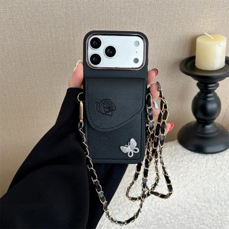 Etui do iPhone z ozdobnymi skrzydełkami i łańcuszkiem - ujęcie produktu