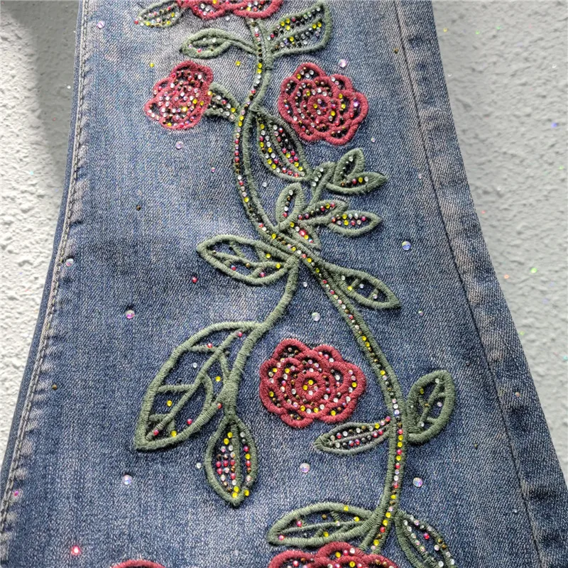 Jeansy damskie flare z haftem, w stylu retro