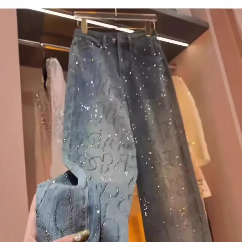 Niebieskie jeansy damskie slim fit z wysokim stanem, z ozdobnymi dżetami