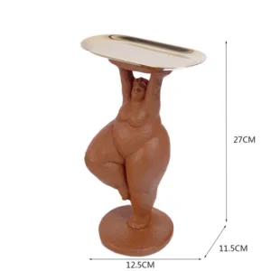 Figurka kucharza z uniesioną okrągłą tacą do serwowania - ujęcie produktu