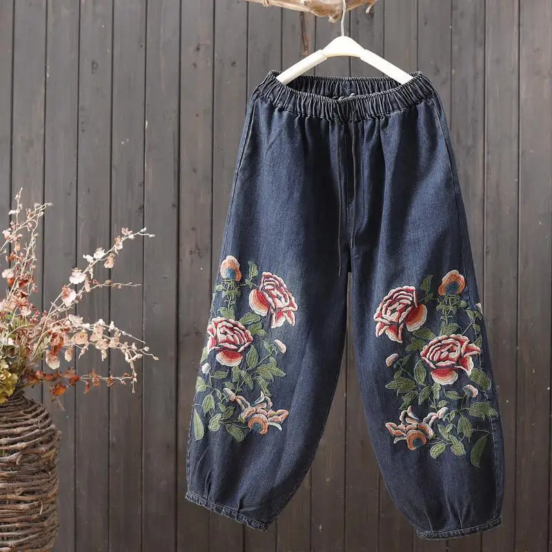 Jeansy damskie z wysokim stanem, z haftem, w stylu retro