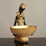 Afrykańska figurka z tacą na drobiazgi