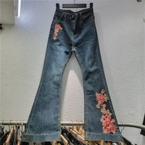 Niebieskie jeansy damskie flare z elastycznego denimu, z haftem