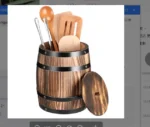 Drewniany pojemnik na przybory w kształcie beczułki - ujęcie produktu