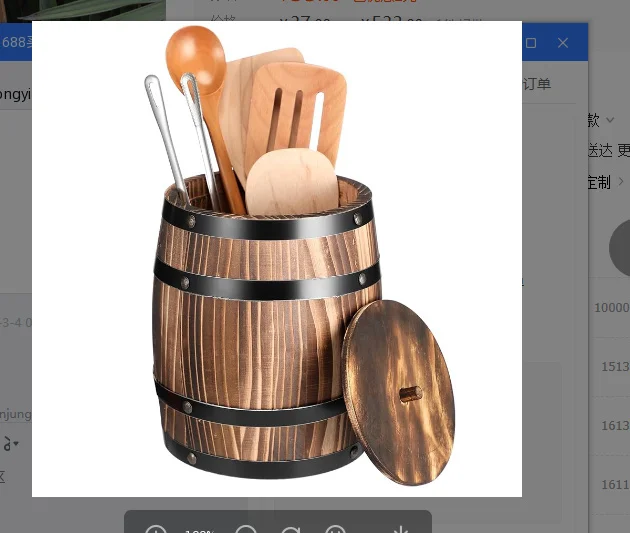 Drewniany pojemnik na przybory w kształcie beczułki - ujęcie produktu