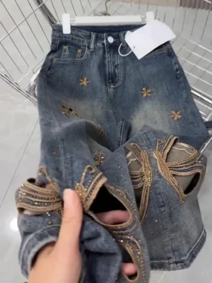 Jeansy damskie baggy z wysokim stanem, z przetarciami, z ozdobnymi dżetami