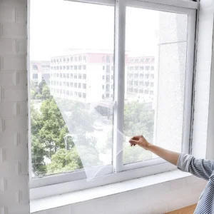 Moskitiera okienna z odchyloną siatką przy otwartym oknie - widok montażu