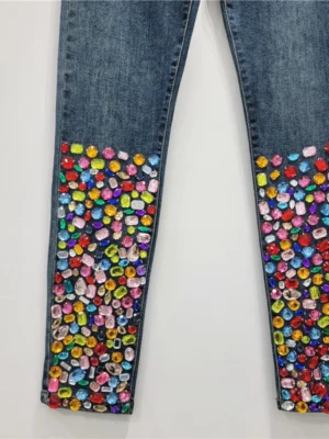 Jeansy damskie slim fit z kolorowym zdobieniem nogawek - ujęcie produktu
