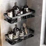 Półka łazienkowa ścienna z wysoką barierką i haczykami - ujęcie produktu