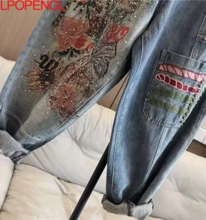 Jeansy damskie baggy z elastycznego denimu, z haftem, z ozdobnymi dżetami