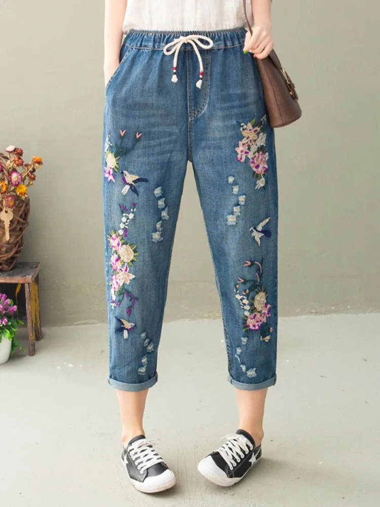 Niebieskie jeansy damskie baggy z elastycznego denimu, z przetarciami